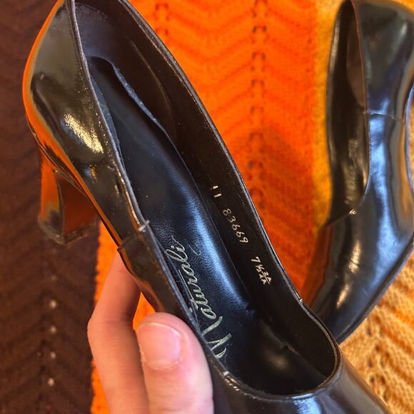 1960s Naturalizer black patent leather pumps with block heel! - Picture 5 of 12